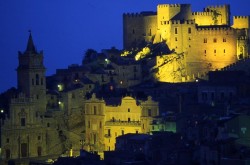 Foto del Comune della Sicilia - Caccamo - panorama notturno