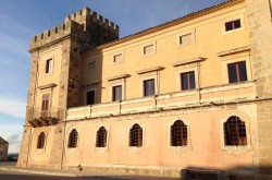 Foto del Comune della Sicilia - Acate - Facciata sinistra del Castello dei Principi di Biscari