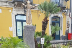 Foto del Comune della Sicilia - Aci Sant'Antonio -  Monumento deidicato alla missione francescana